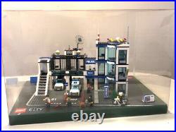 Lego City 7498 Police Station Display / Showcase